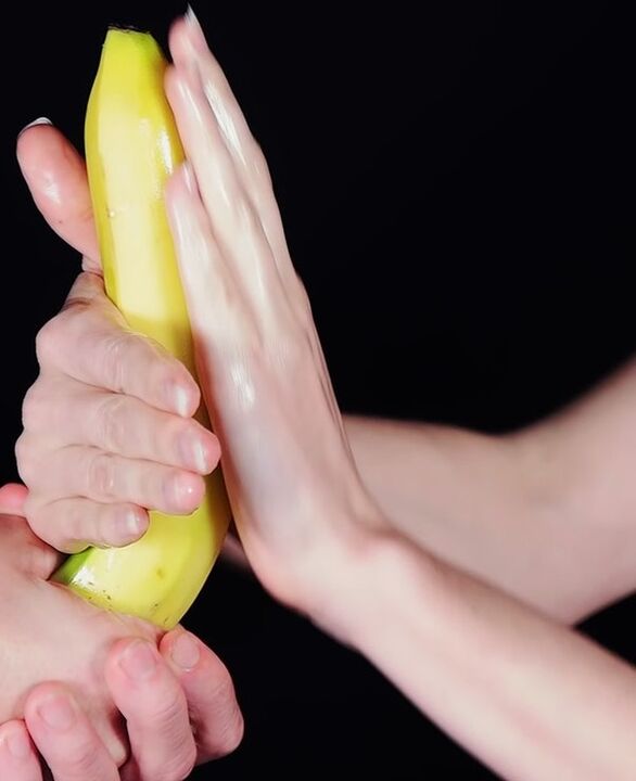 massage du pénis pour l'agrandissement en utilisant une banane comme exemple