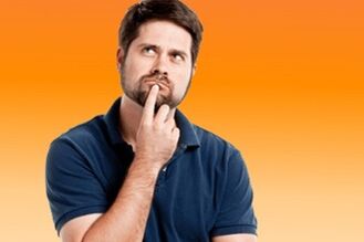 homme pensant à l & 39; agrandissement du pénis